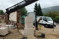 mise en place de pillier en pierre de taille